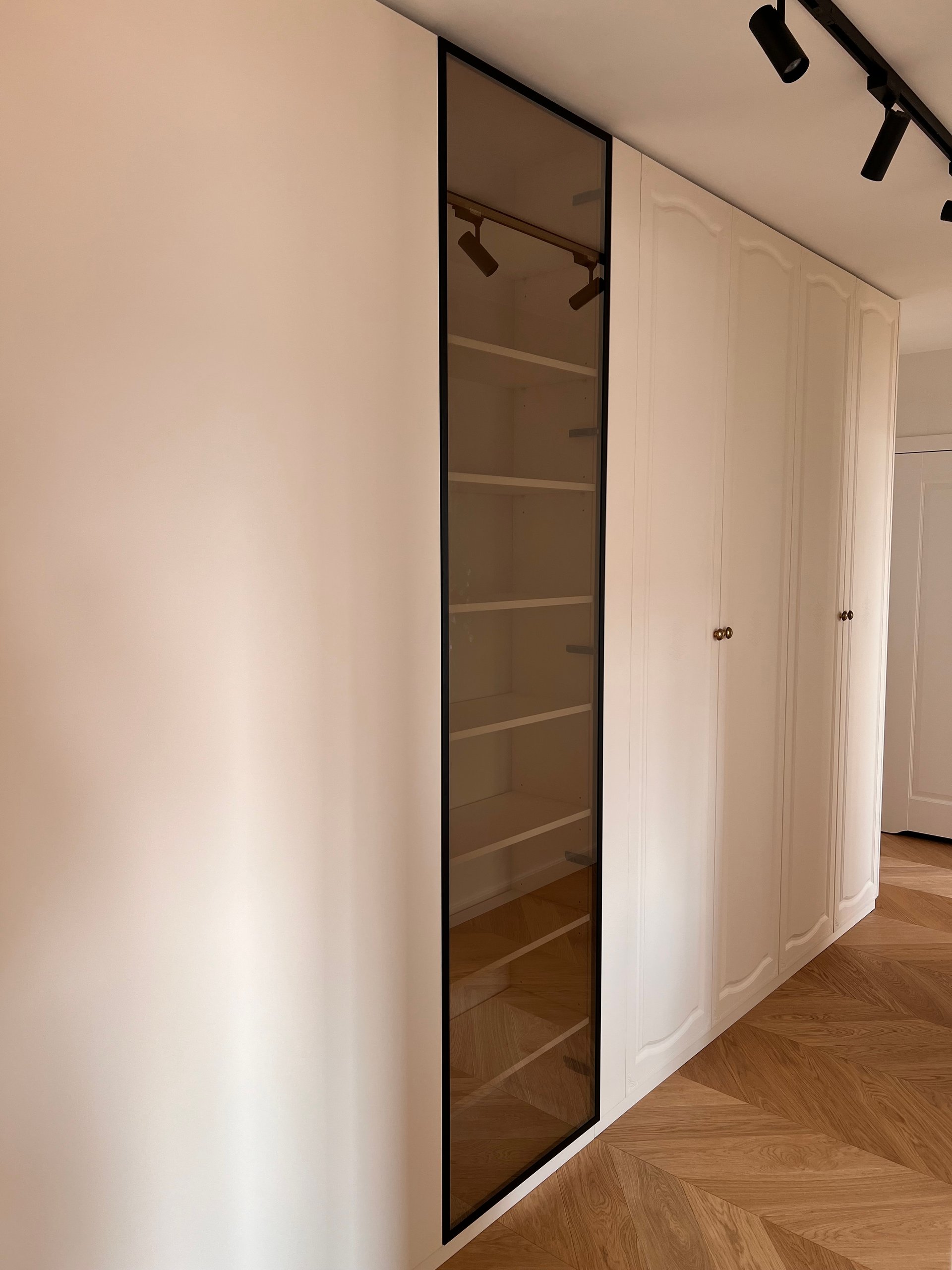 Wnętrze garderoby walk-in z regulowanymi półkami i lustrem — Metr Meble
